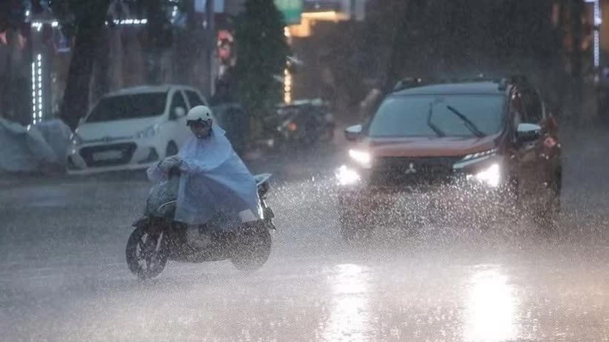 Cảnh báo mưa dông kèm lốc sét ở Hà Nội, lũ trên sông Đồng Nai