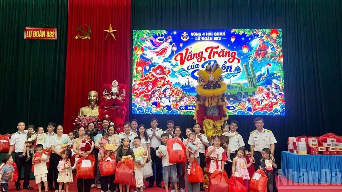 Lữ đoàn 682 tổ chức Tết Trung thu 'Vầng trăng của biển' cho các cháu thiếu nhi - Báo Nhân Dân