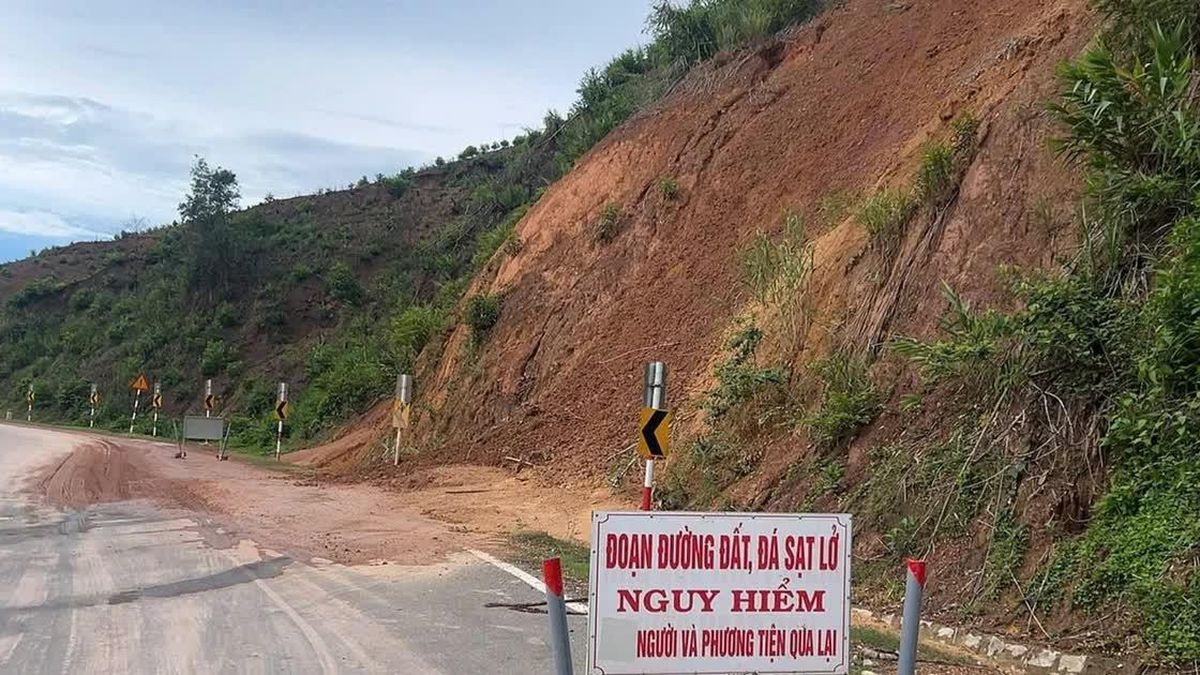Cảnh báo nguy cơ sạt lở đất tại đèo Phượng Hoàng đoạn Quốc lộ 26 qua tỉnh Đắk Lắk - Báo Nhân Dân