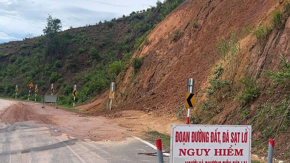 CSGT cảnh báo sạt lở đèo Phượng Hoàng, Đắk Lắk - Báo Công Lý