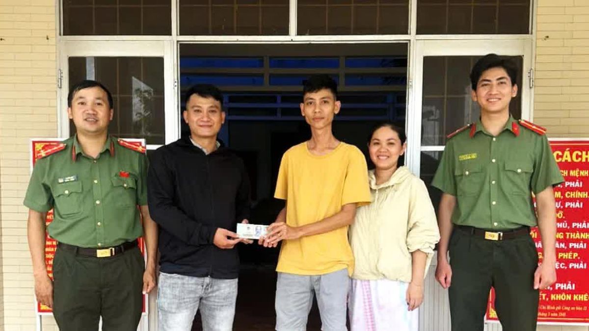 Nhặt được 22 triệu đồng, trình báo Công an tìm kiếm người đánh rơi - Báo Công An Nhân Dân