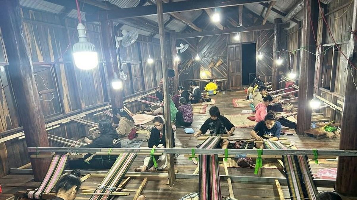 Giữ nhịp khung dệt giữa buôn làng - Báo Văn hóa
