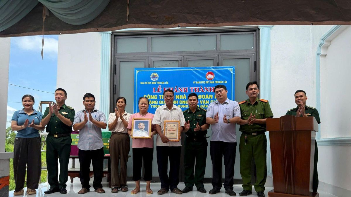 Bộ đội Biên phòng tỉnh Đắk Lắk tặng nhà 'Đại đoàn kết' giúp người dân vùng biên - Báo Quân Đội Nhân Dân
