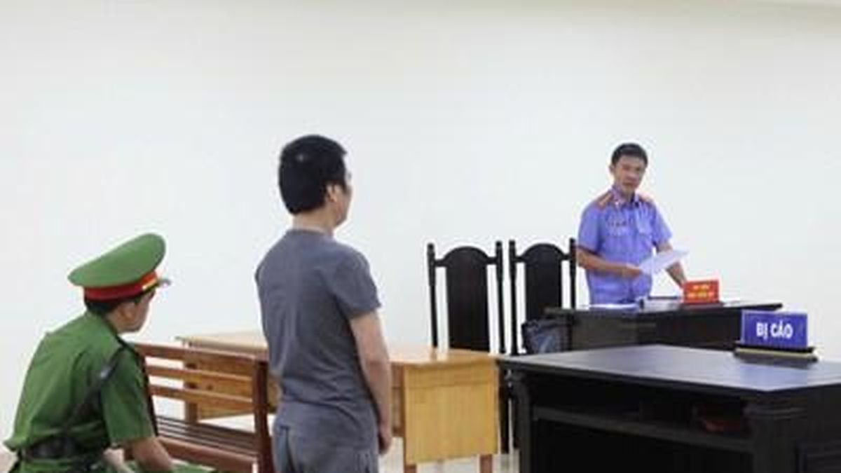 Lãnh án 13 năm tù vì đốt nhà, ép con gái chết chung - Báo Bảo Vệ Pháp Luật