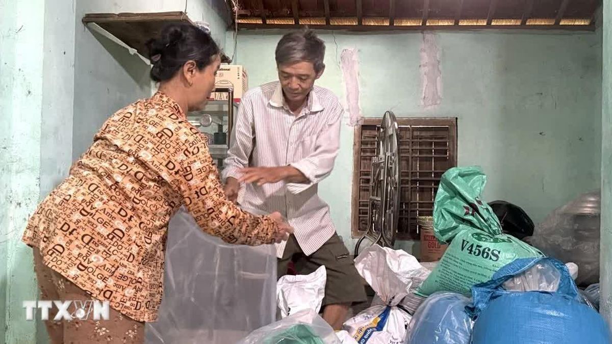 Người dân vùng 'rốn lũ' Đắk Lắk chủ động tránh lũ - Báo VietnamPlus