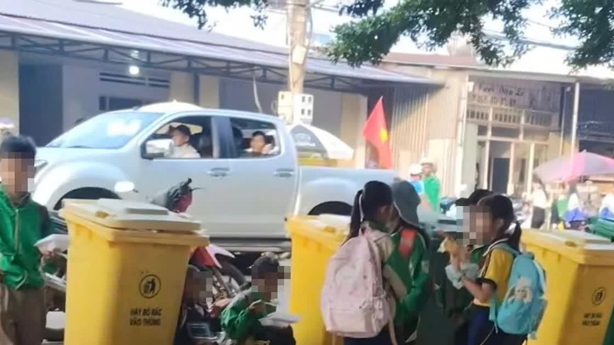 Xót cảnh học sinh ngồi ăn sáng trước cổng trường - Báo Tiền Phong