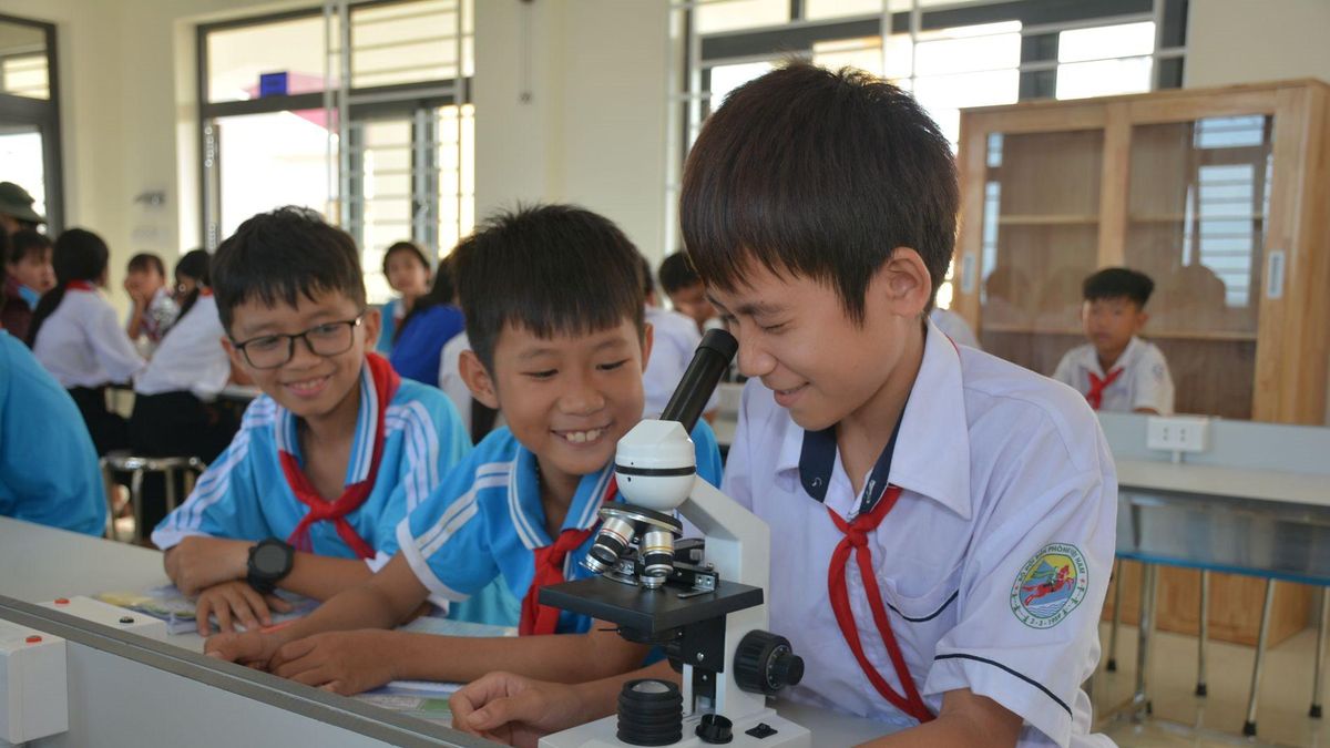 Ngôi trường hạnh phúc của học sinh vùng biên Ia Rvê, Đắk Lắk - Báo Quân Đội Nhân Dân
