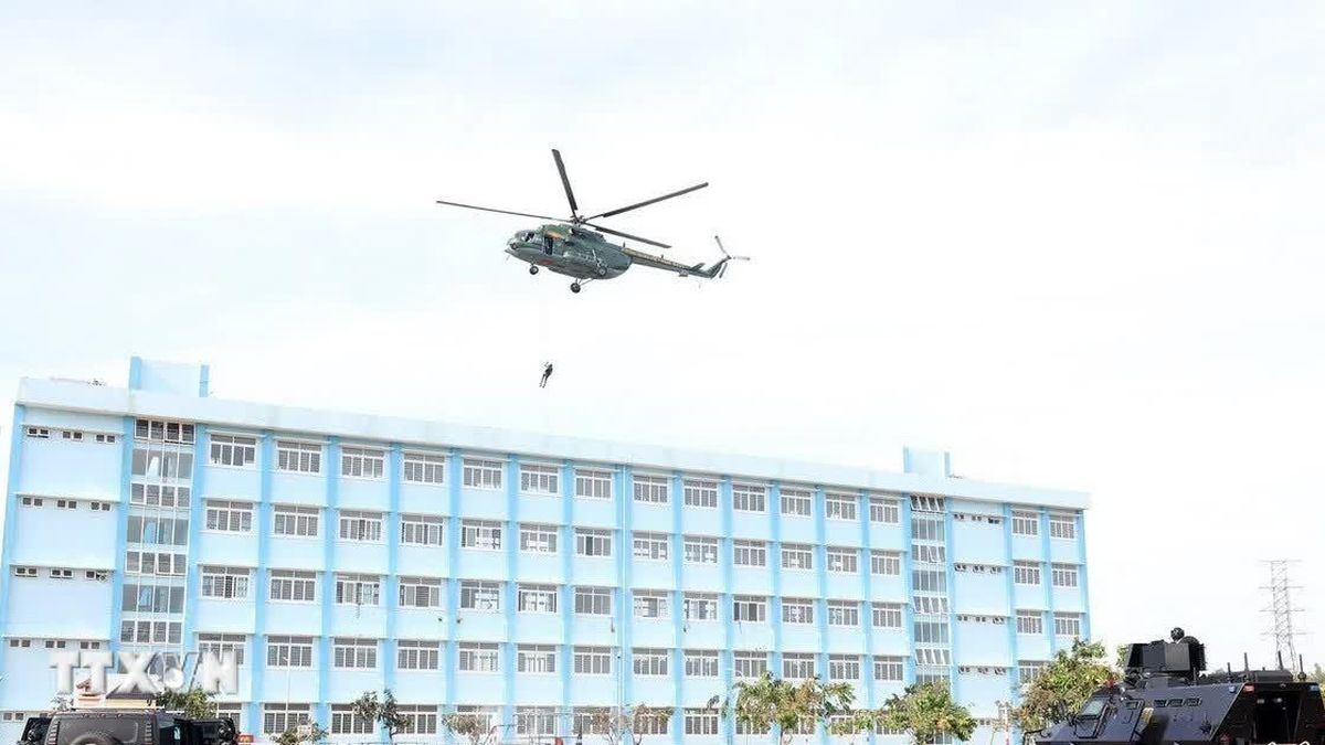 Bộ Công an diễn tập phương án chống bạo loạn, khủng bố tại địa bàn Tây Nguyên - Báo VietnamPlus