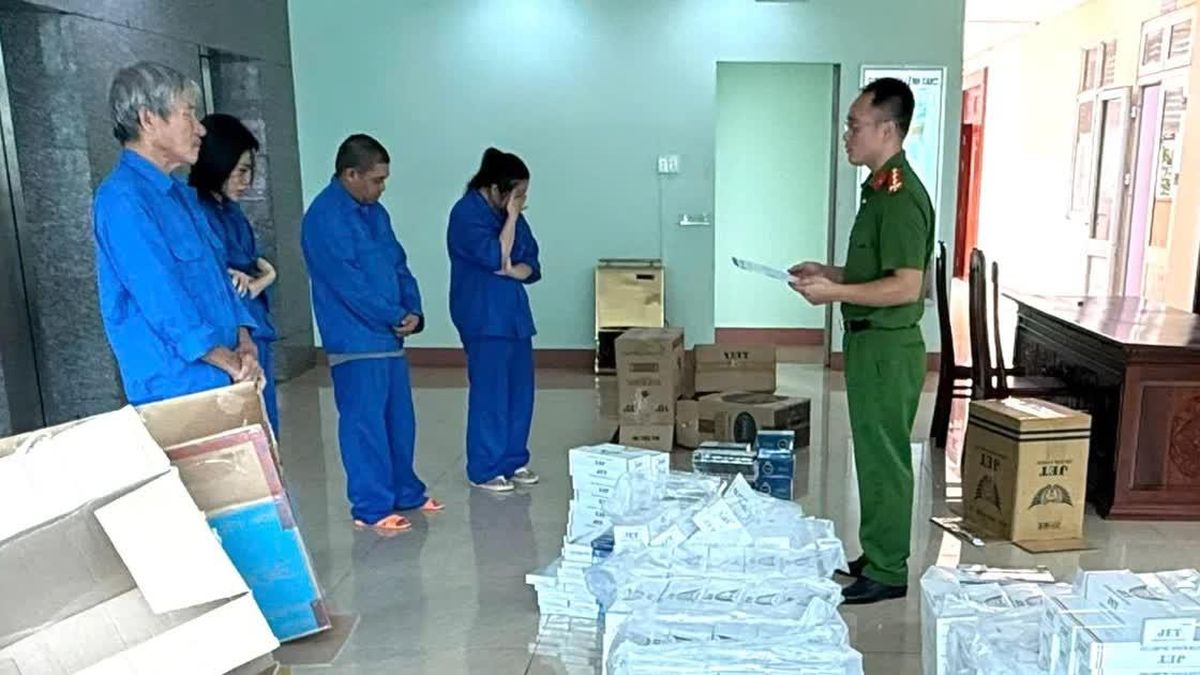 4 người trong một gia đình cùng bị khởi tố, công an thu giữ gần 9000 gói thuốc lá nhập lậu - Báo Tiền Phong