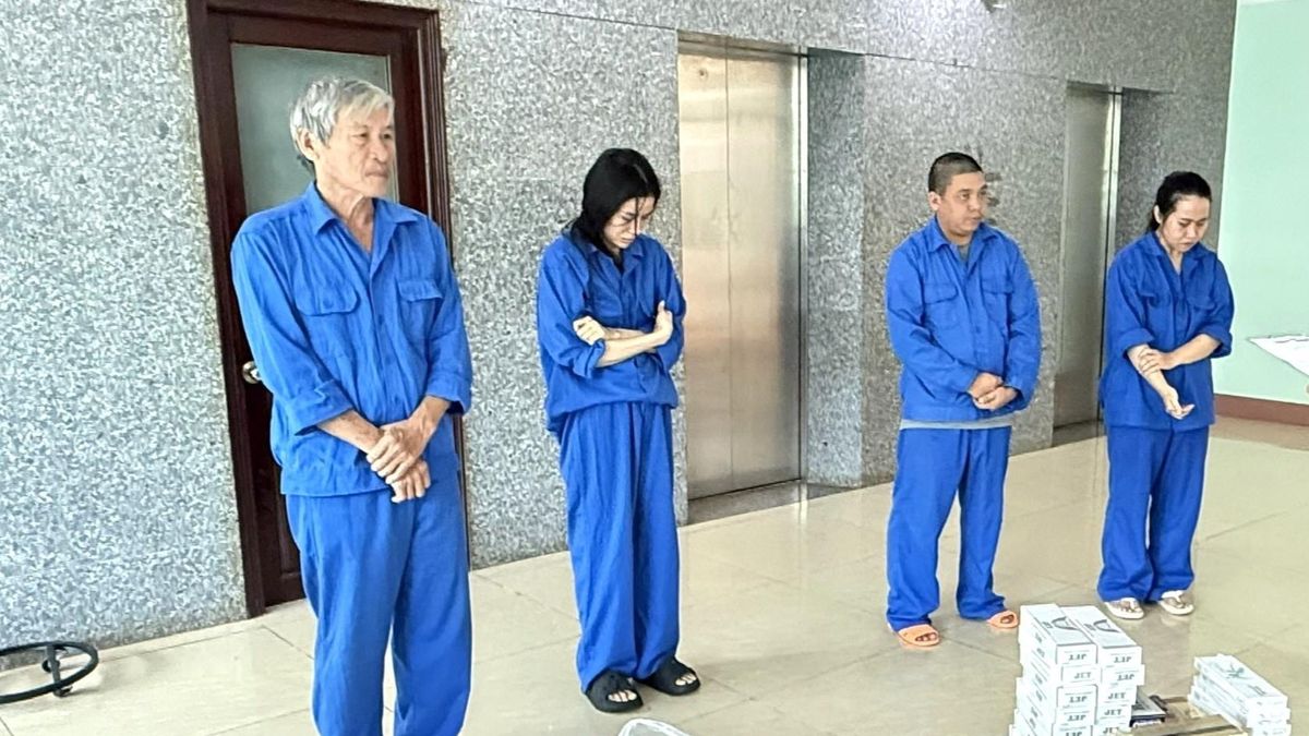 Bố mẹ, con gái và con dâu cùng vận hành đường dây thuốc lá lậu - Báo VietnamNet