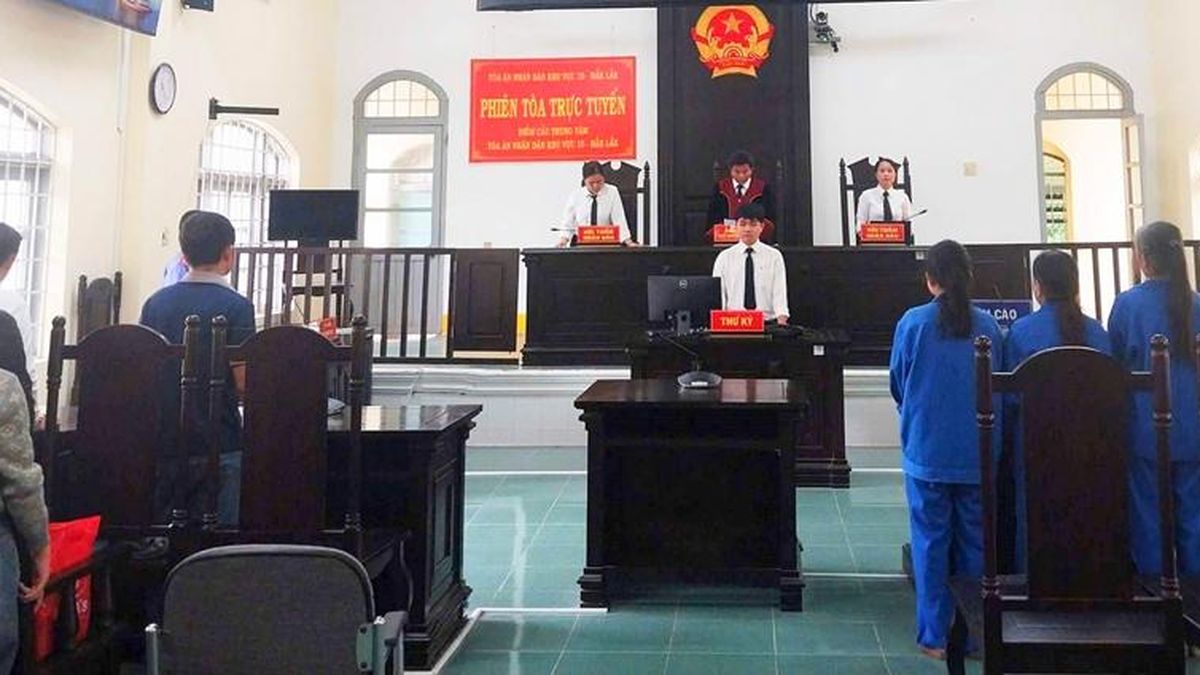 Ba bị cáo lĩnh tổng cộng 13 năm 6 tháng tù vì chứa chấp, môi giới mại dâm - Báo Bảo Vệ Pháp Luật