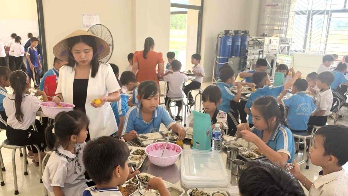 Hiệu trưởng 'dám làm', bữa ăn bán trú học sinh nội trú vùng biên thêm chất - Báo VietnamNet
