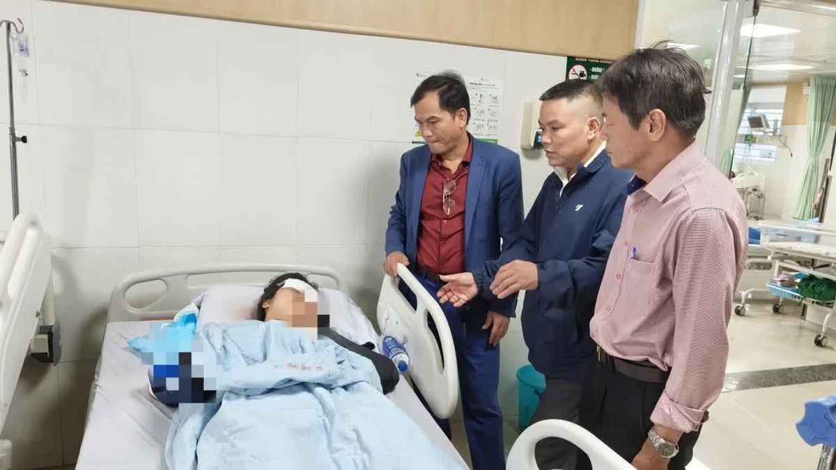 Lãnh đạo nhà trường thăm hỏi, động viên tinh thần nữ sinh bị bạn gây thương tích - Báo Giáo Dục & Thời Đại