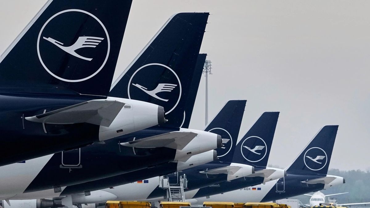 Houthi attacks on Riyadh airport kill pilot, damage aircraft and cancel flights