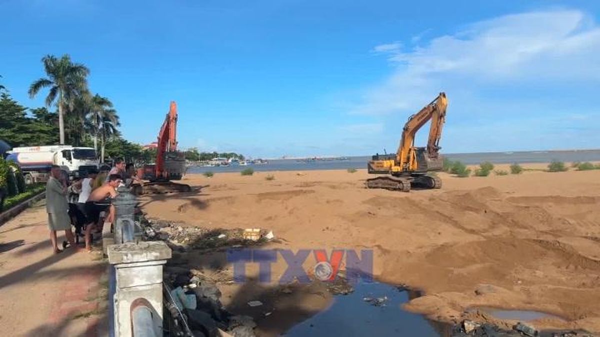 Sửa chữa bờ kè Bạch Đằng sau nhiều năm hư hại - Bnews