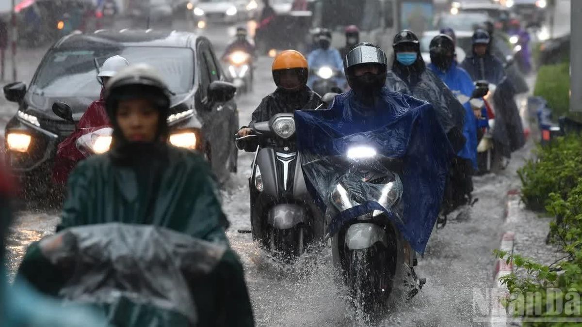 Cảnh báo mưa lớn tại Trung Bộ và Nam Bộ; tàu thuyền trên biển đề phòng lốc xoáy, gió giật mạnh - Báo Nhân Dân