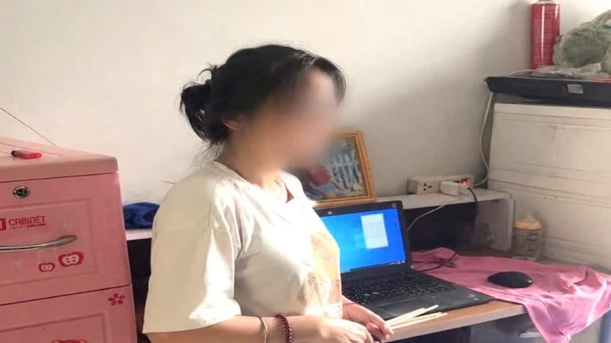 Đột kích bắt quả tang người phụ nữ gọi hàng nghìn cuộc điện thoại, giăng bẫy 'nhận tiền an sinh' - Báo Tiền Phong