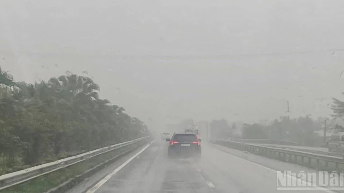 Cảnh báo mưa lớn cục bộ, lốc, sét mưa đá, gió giật ở khu vực thành phố Huế đến Đà Nẵng, Quảng Ngãi đến Đắk Lắk - Báo Nhân Dân