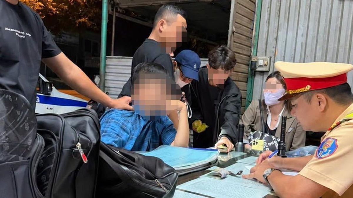 CSGT Đắk Lắk phát hiện người nghi trộm tài sản trên xe khách - Báo Xây Dựng