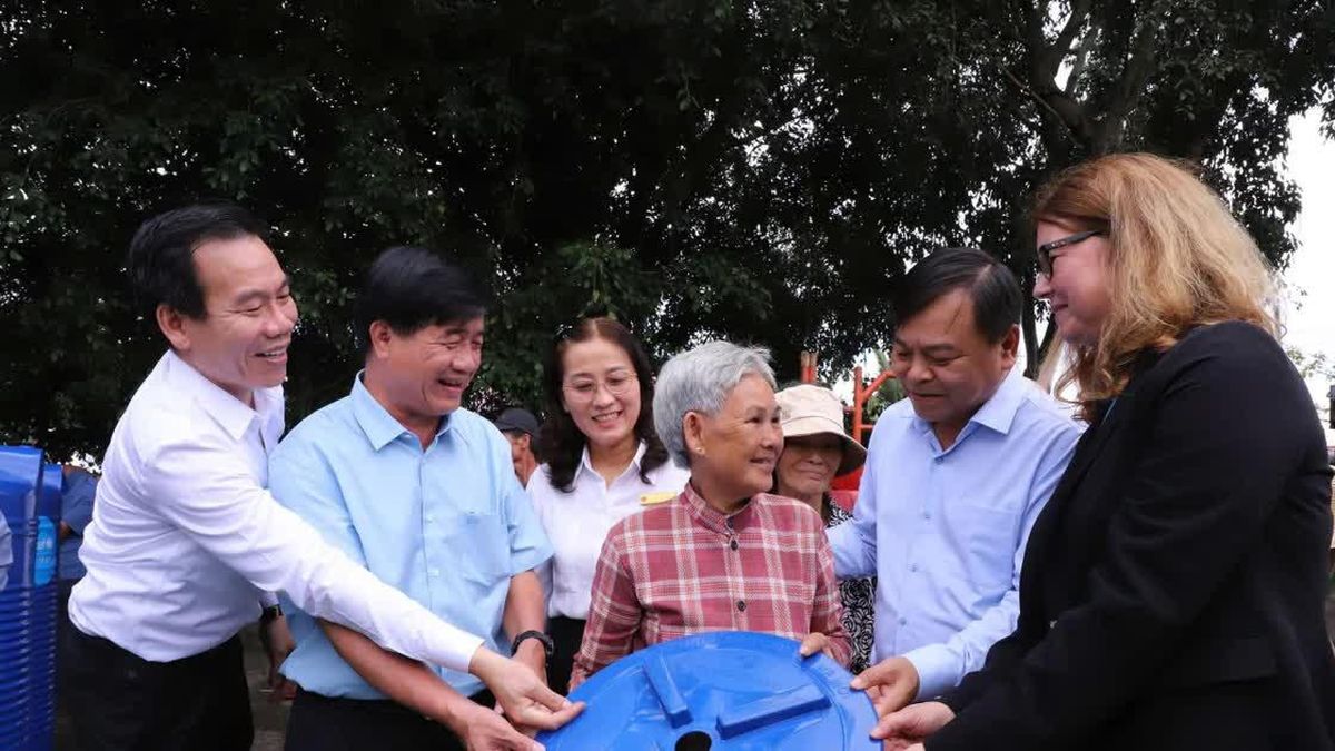 Hỗ trợ nước sinh hoạt cho người dân khó khăn ở Đắk Lắk - Báo Công An Nhân Dân