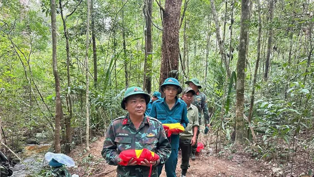 Đi tìm hoa lan, phát hiện 2 mộ liệt sĩ - Báo Công An Nhân Dân
