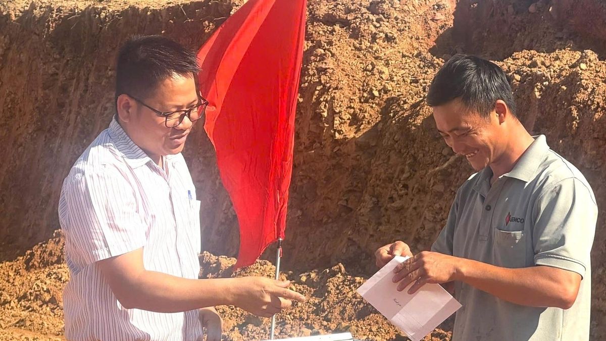 Lần đầu có đất dựng nhà, 12 hộ nghèo ở Đắk Lắk vỡ òa hạnh phúc - Báo VietnamNet