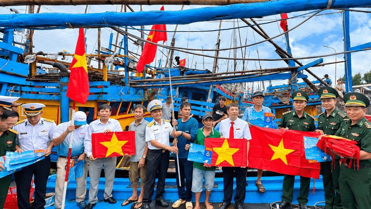 Hải quân tuyên truyền pháp luật về biển, đảo cho ngư dân - Đại Biểu Nhân Dân