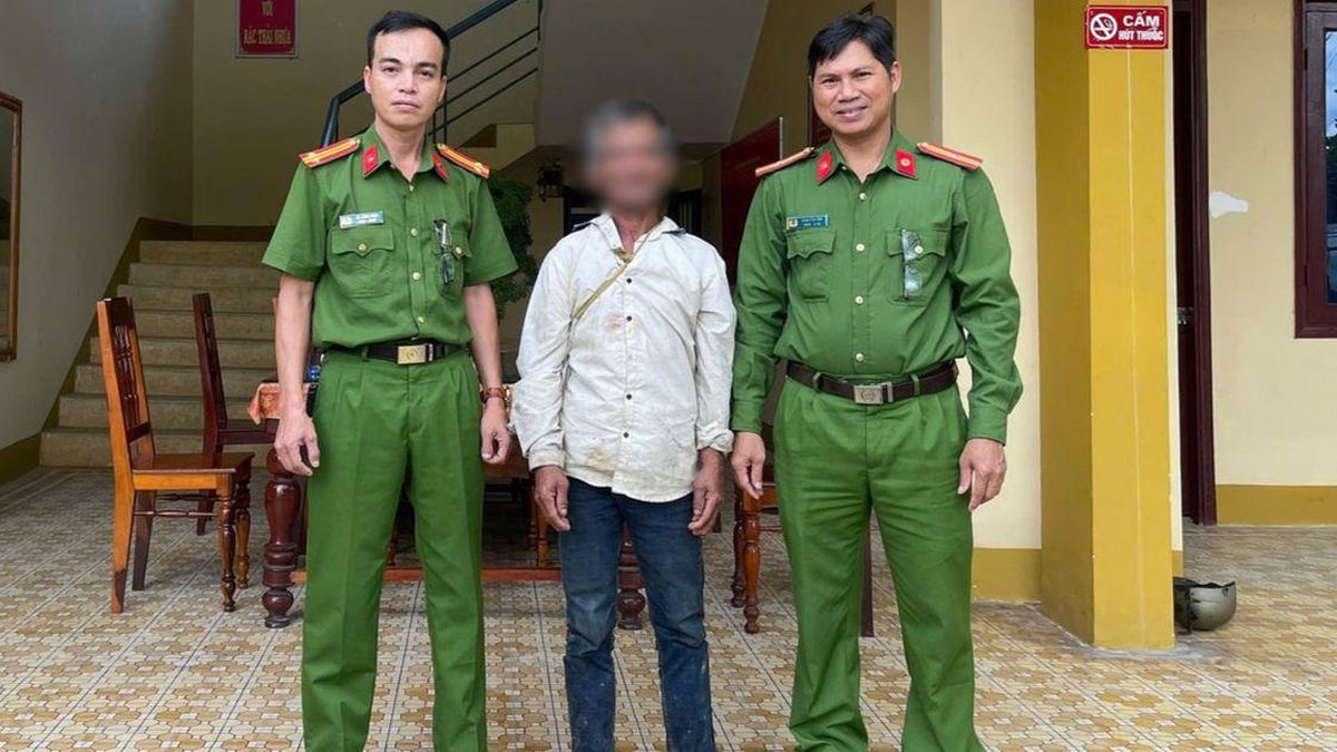 Người đàn ông ngủ dưới gầm khe suối giữa mưa lạnh đã đoàn tụ với gia đình