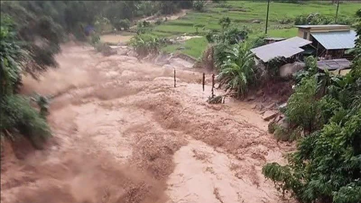 Các tỉnh, thành từ Hà Tĩnh đến Đà Nẵng chủ động ứng phó với mưa lớn, sạt lở đất - Báo Giáo Dục & Thời Đại