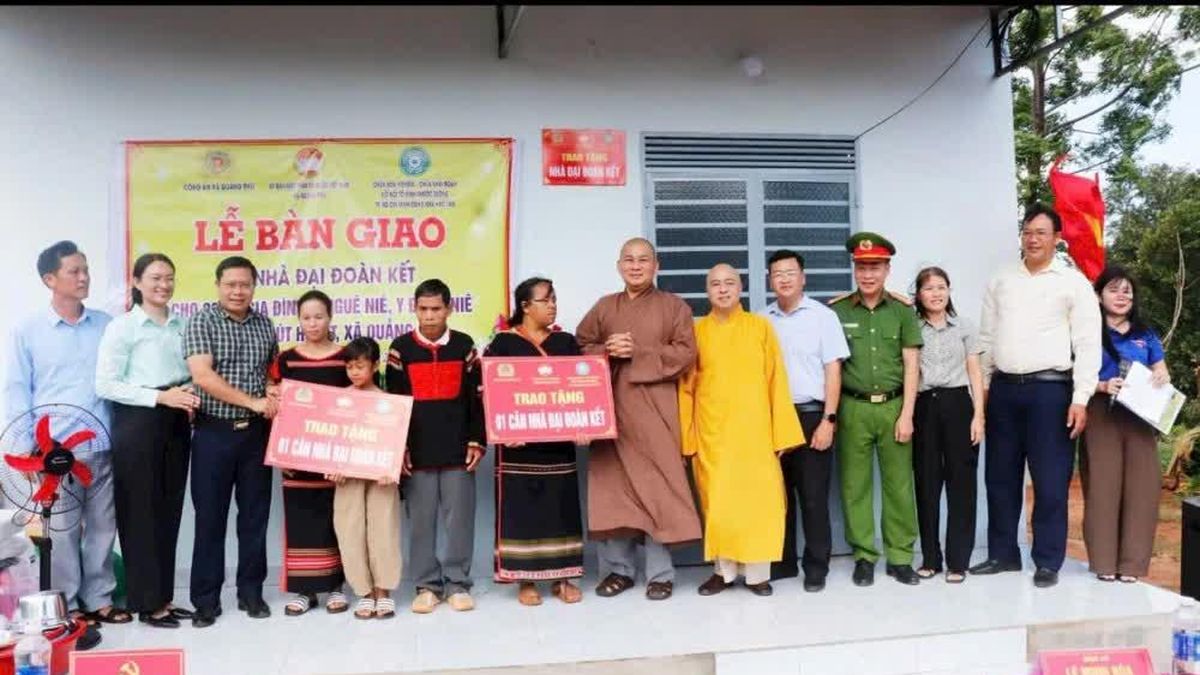 Đắk Lắk: Chùa Hoa Nghiêm và Khải Đoan bàn giao 2 căn nhà Đại đoàn kết đến hộ nghèo - Giác ngộ