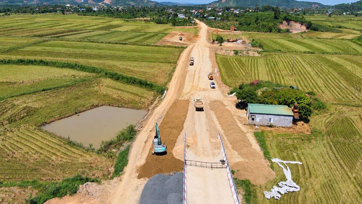 Đắk Lắk: Cầu Krông Bông tăng tốc về đích sau khi gỡ vướng mặt bằng, đất đắp - Báo Xây Dựng