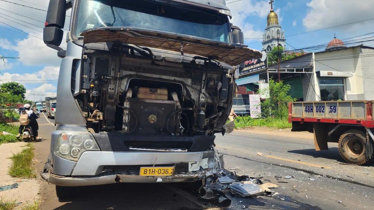 Xe tập lái va chạm xe tải ở Lâm Đồng, học viên và thầy giáo thương vong - Báo VTC News