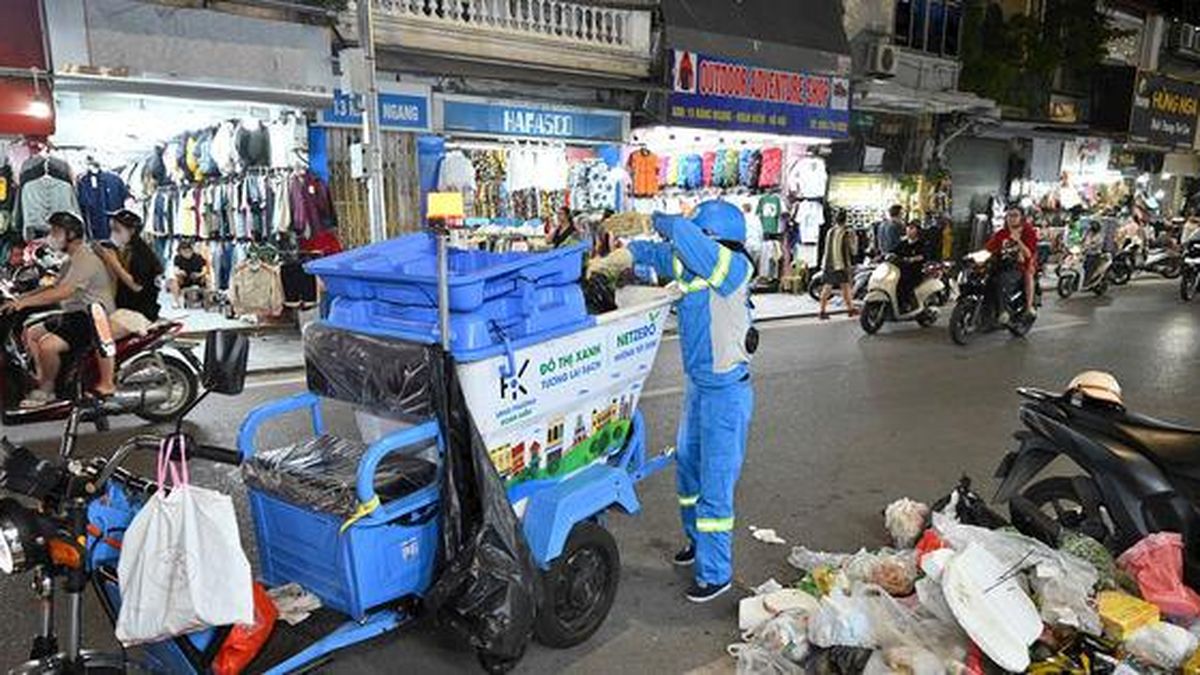 Thu gom rác thải sau giờ cao điểm: Vì sao vẫn chưa hết cảnh tái diễn vi phạm - Báo Hà Nội Mới