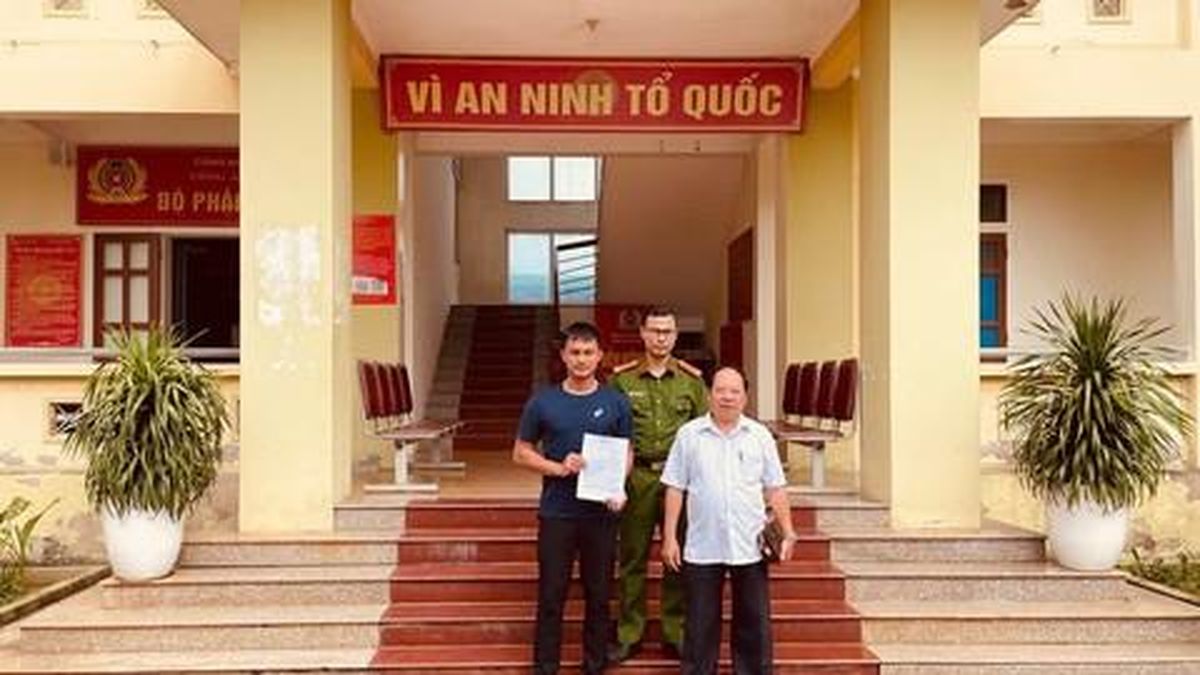 Công an xã hỗ trợ người dân nhận lại 1 tỷ đồng chuyển nhầm tài khoản - Công An TP.HCM