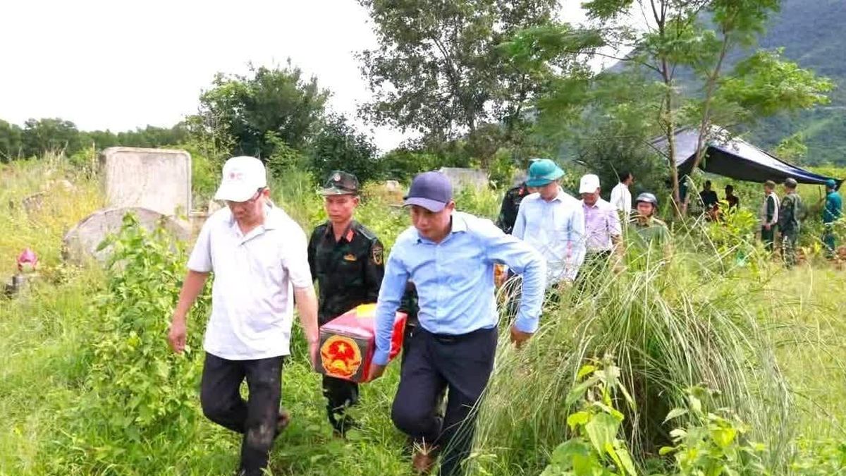 Ngôi mộ vô danh hé lộ hài cốt nữ liệt sĩ bọc trong hai lớp võng dù - Báo Tiền Phong