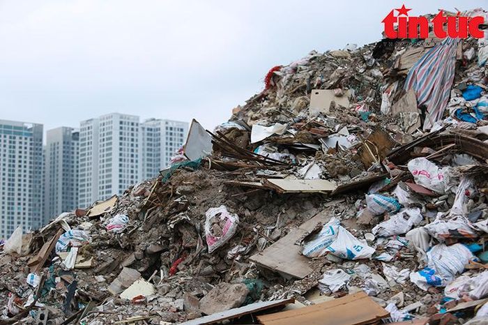 'Núi rác thải xây dựng' khổng lồ giữa Thủ đô - Báo Tin Tức TTXVN