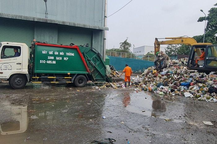 Hàng trăm phương tiện thu gom rác ở TP.HCM được dán tem để ngăn rác lậu ...