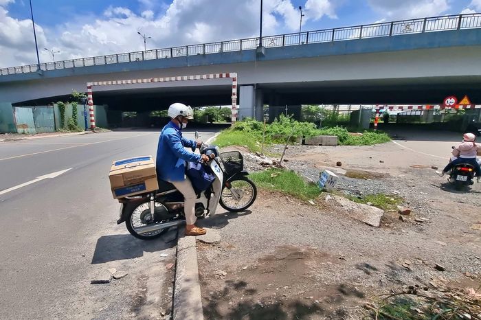 Đường dưới cầu Rạch Chiếc lại bị chặn, ôtô buộc phải qua Trạm BOT Xa lộ ...