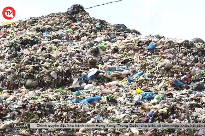 Phú Quốc: Rác chất cao như núi, nhà máy xử lý rác thì 'đắp chiếu ...