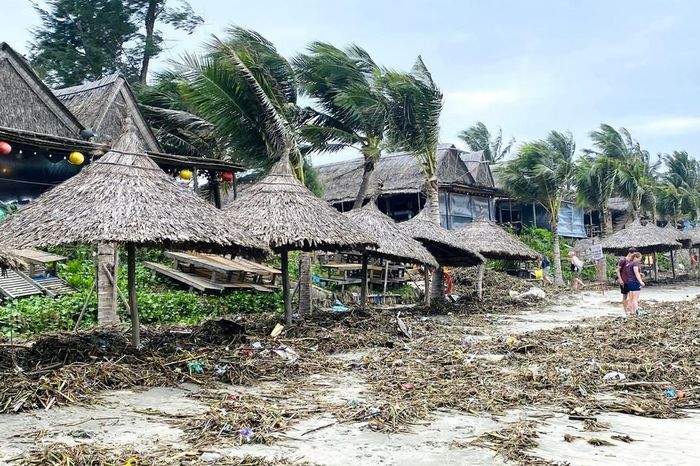 Thu dọn rác thải ở bờ biển An Bàng - Báo Đại Đoàn Kết