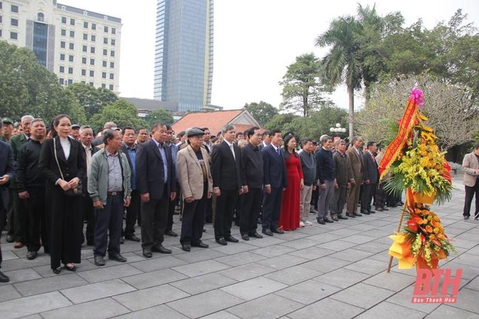Các điển hình tiên tiến vùng đồng bào DTTS&MN dâng hương tưởng niệm Chủ ...