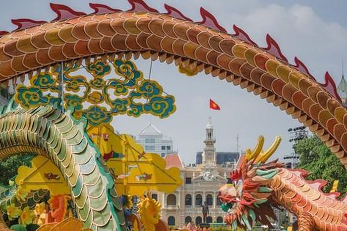 Ngắm 3 linh vật rồng khổng lồ uốn lượn ở đường hoa Nguyễn Huệ trước giờ ...