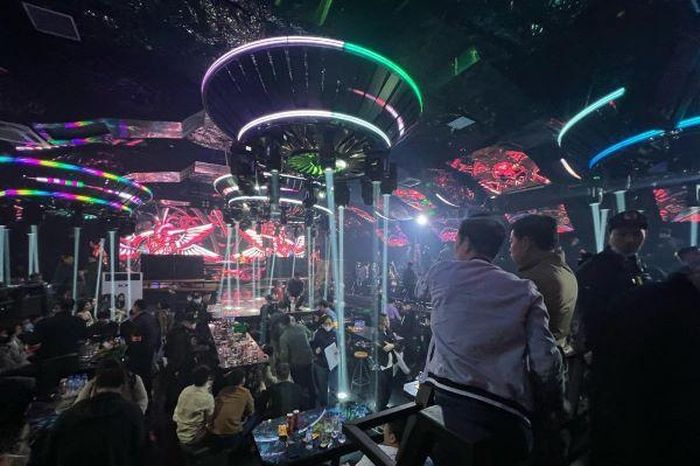 Đột kích quán bar Star 3 lúc nửa đêm phát hiện 32 người dương tính ma ...