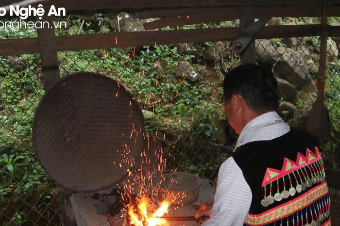 Người 'giữ lửa' nghề rèn truyền thống của người Mông - Báo Nghệ An