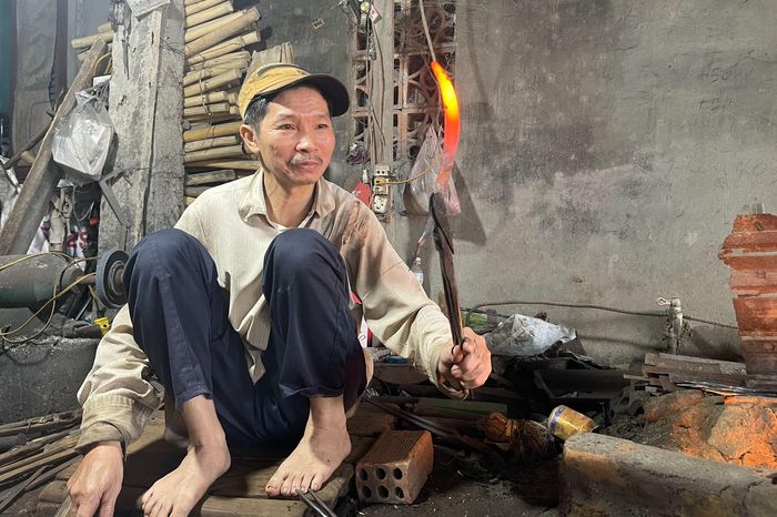 Thế hệ giữ lửa nghề ở làng rèn hơn 300 năm tuổi ở Quảng Ngãi - Báo Giáo ...