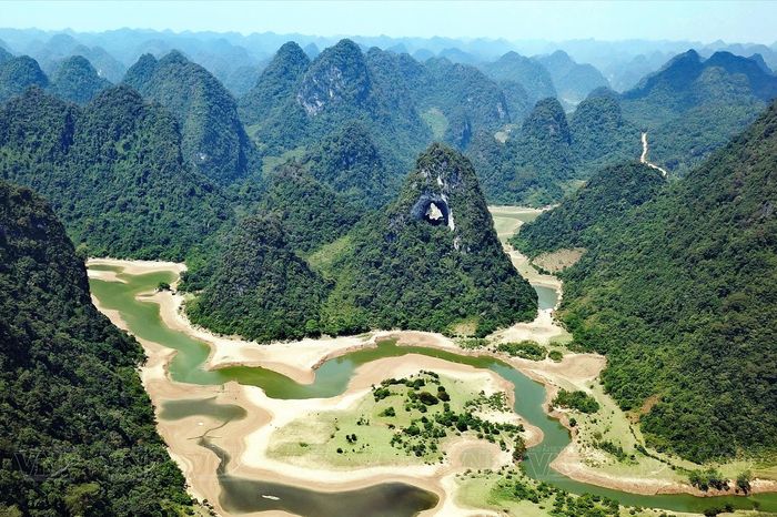 Khám phá vẻ đẹp kỳ quan 'Mắt Thần Núi'