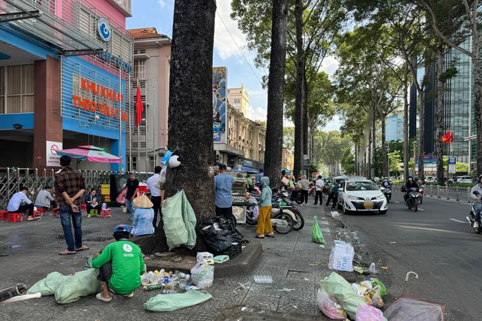 Giải pháp nào cho việc bán hàng rong trước cổng bệnh viện? - Báo Pháp ...