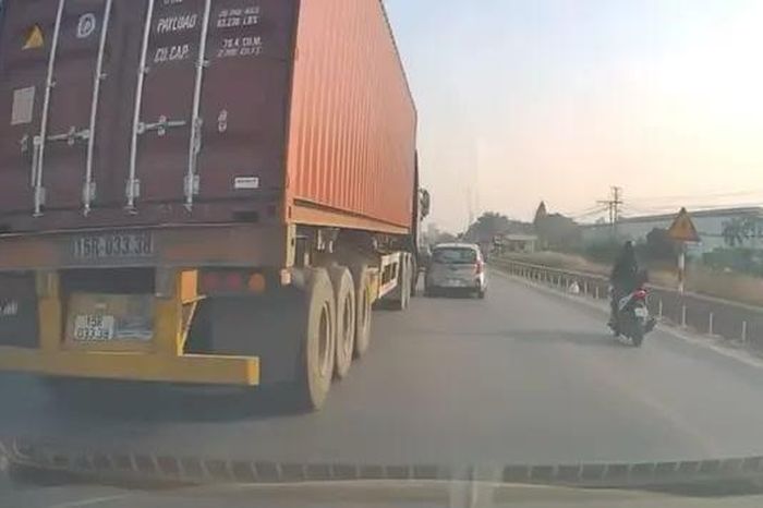 Container chèn ép xe con trên đường - Đài Phát thanh và truyền hình Hà Nội