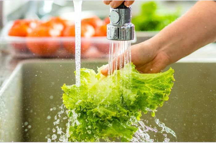 Sai lầm ít ai để ý khi rửa rau khiến bữa ăn kém ngon - Báo Pháp Luật TP.HCM