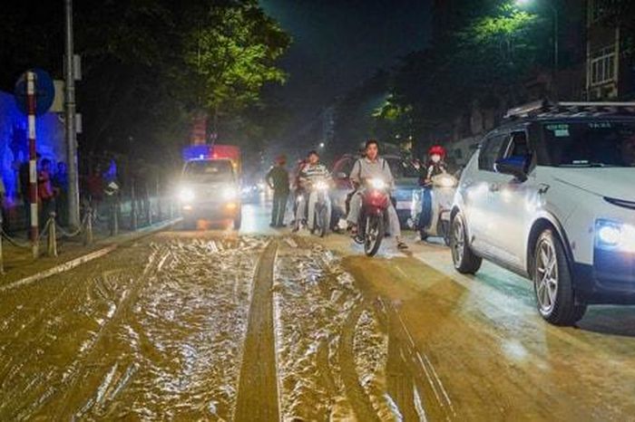 Xử phạt tài xế xe tải làm rơi bùn xuống phố Tôn Đức Thắng, Hà Nội - Báo ...